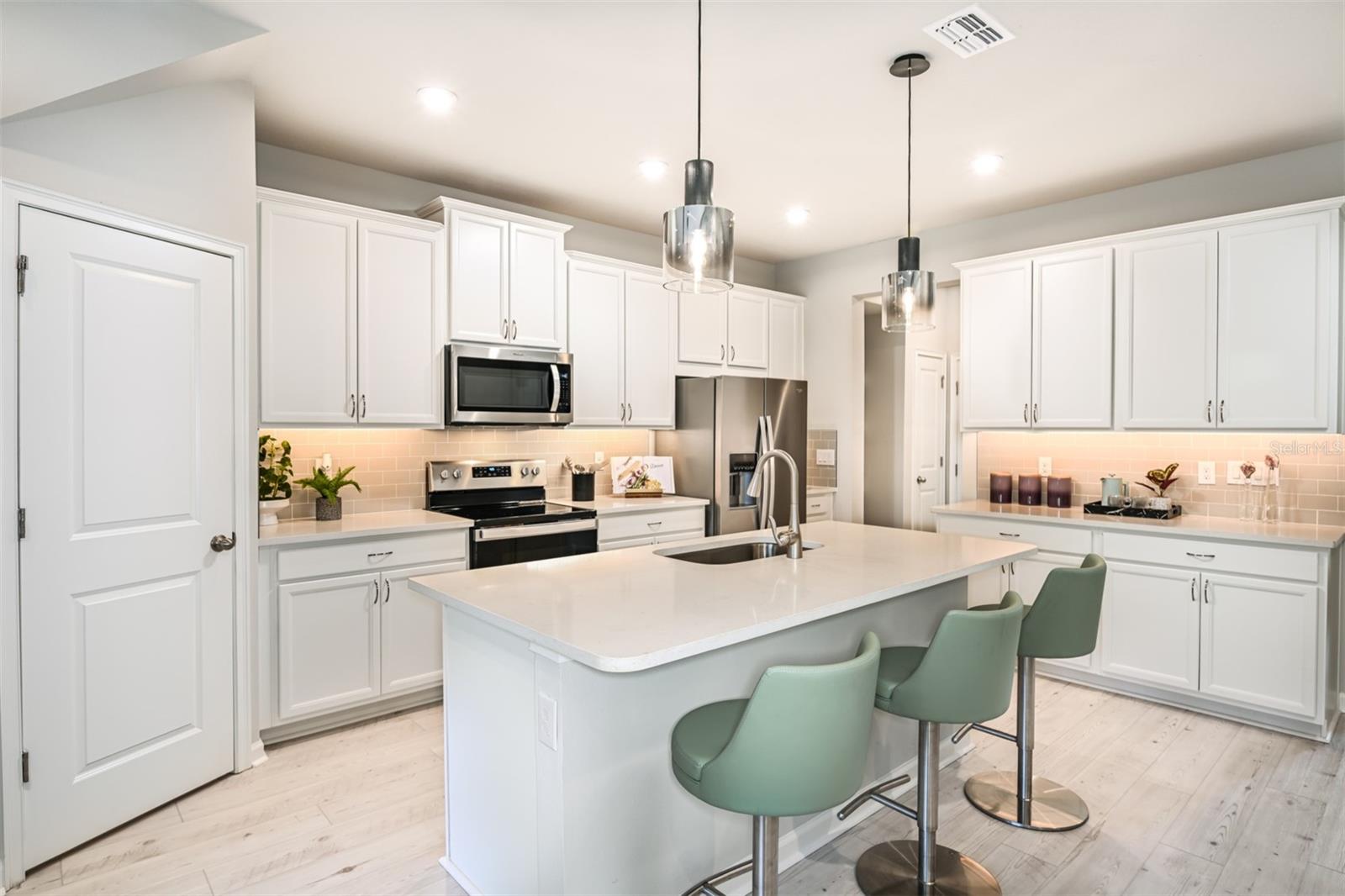 Listing photo id 3 for 1136 Creek Valley Court