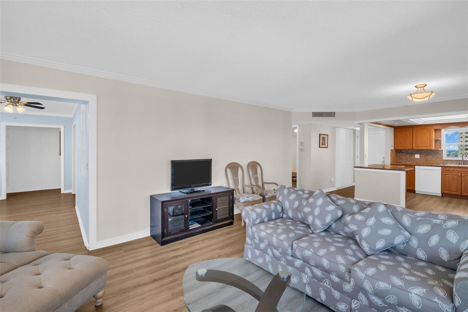 Image 11 of 40 For 4725 Cove Circle 601