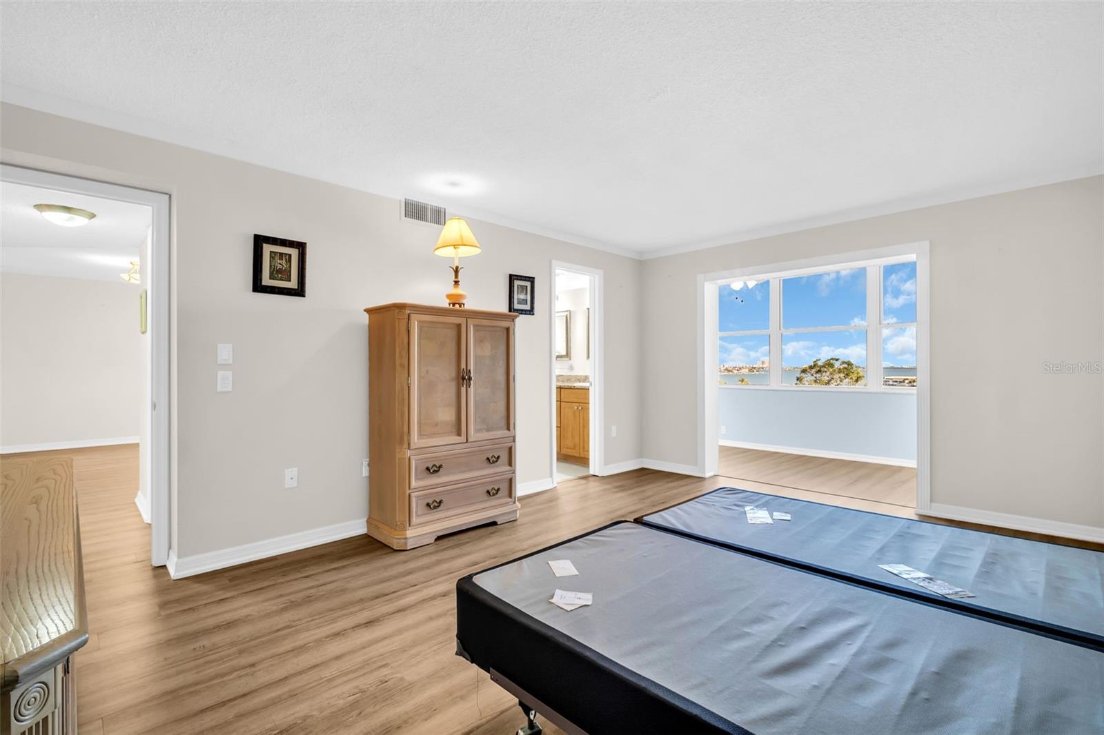Image 16 of 40 For 4725 Cove Circle 601