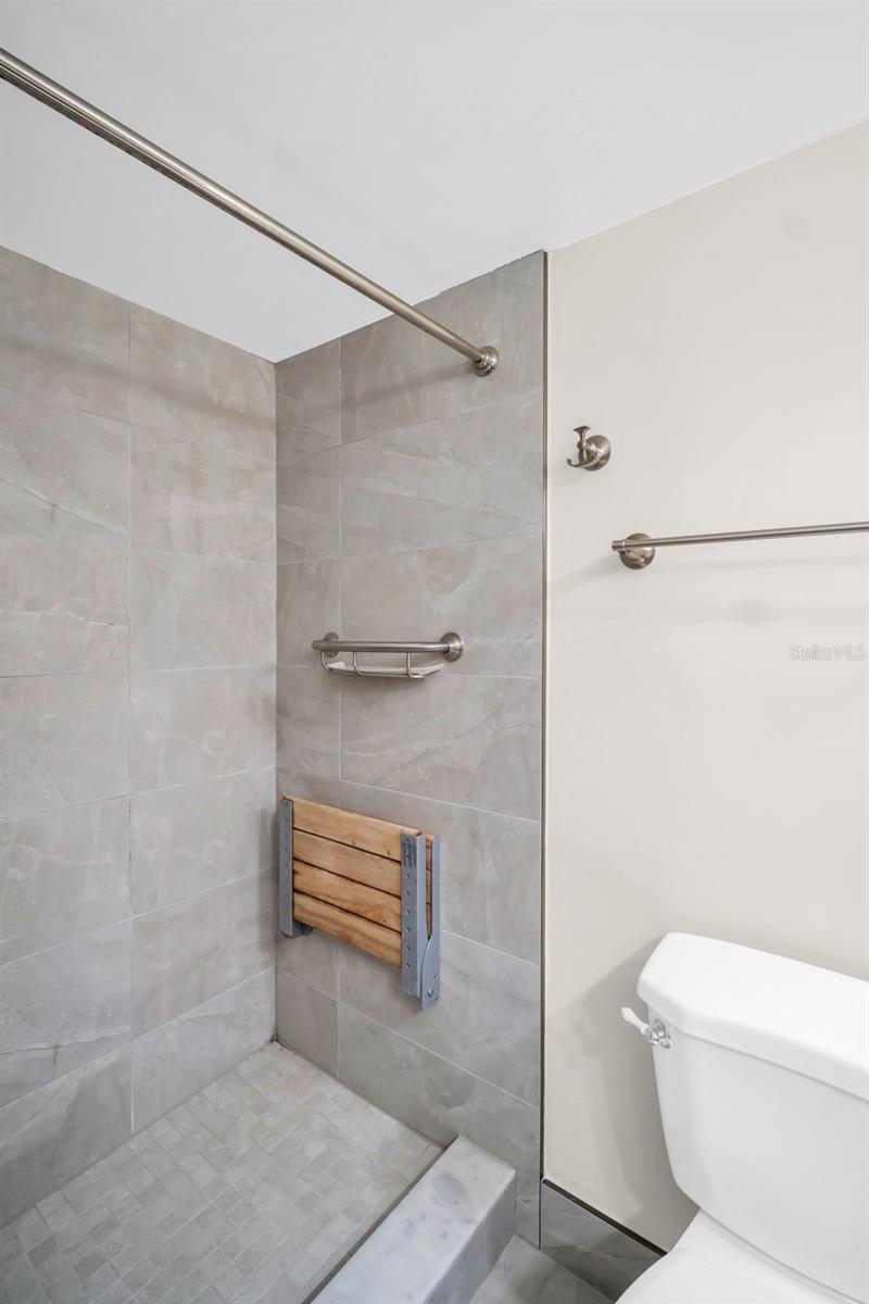 Image 19 of 40 For 4725 Cove Circle 601