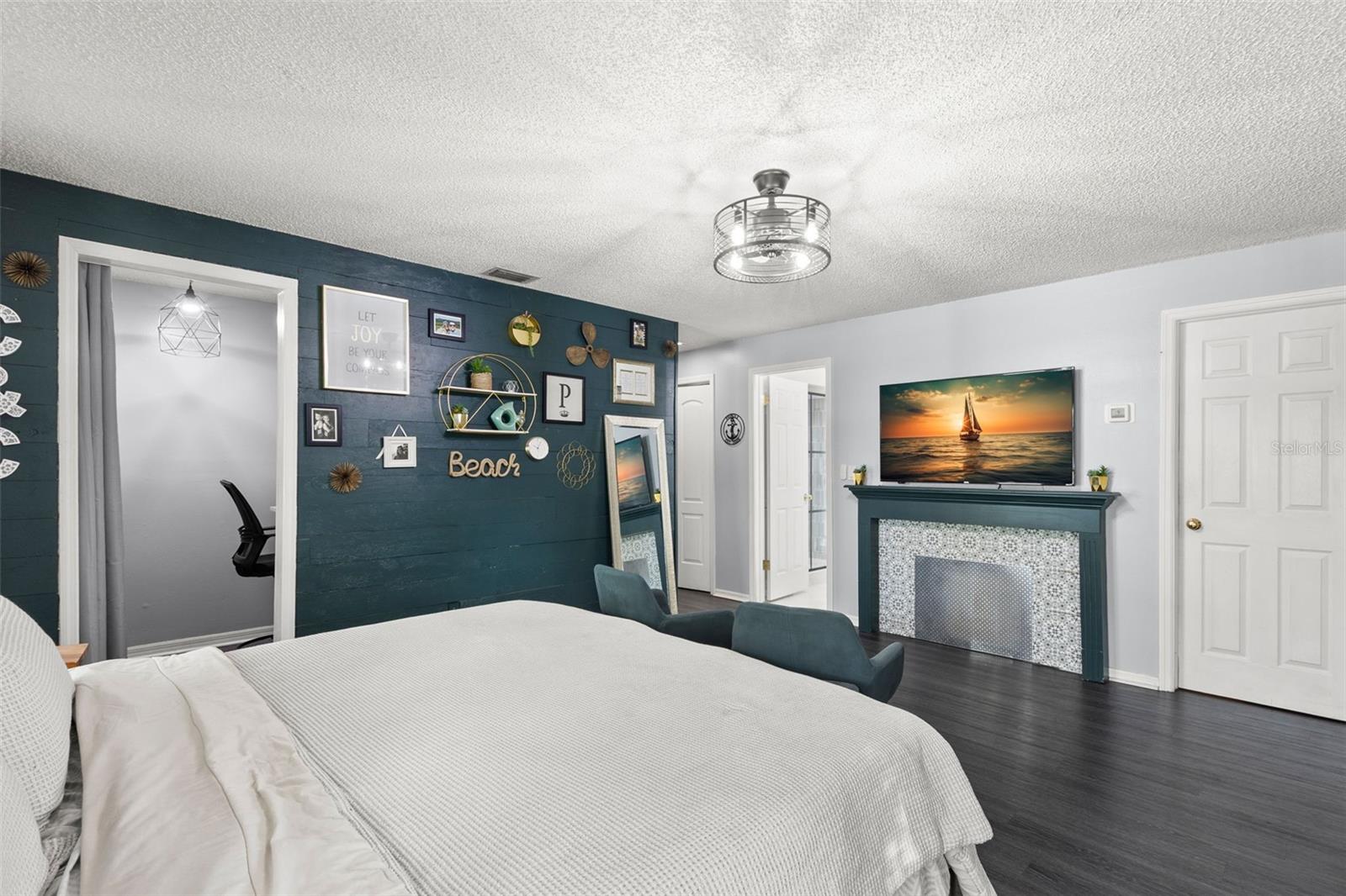 Image 21 of 43 For 820 Hickory Lane