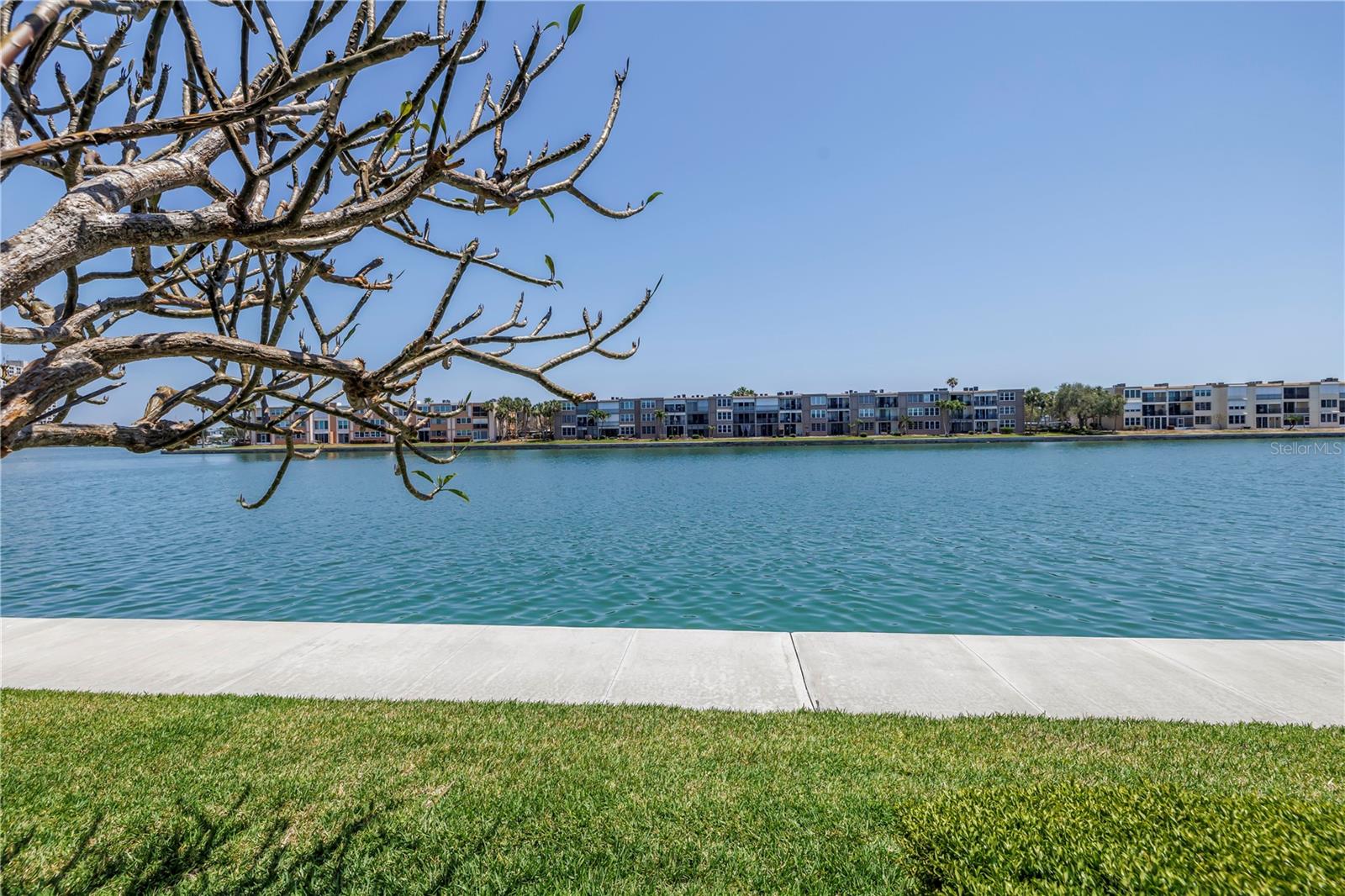 Image 13 of 49 For 7625 Sun Island Drive S 106