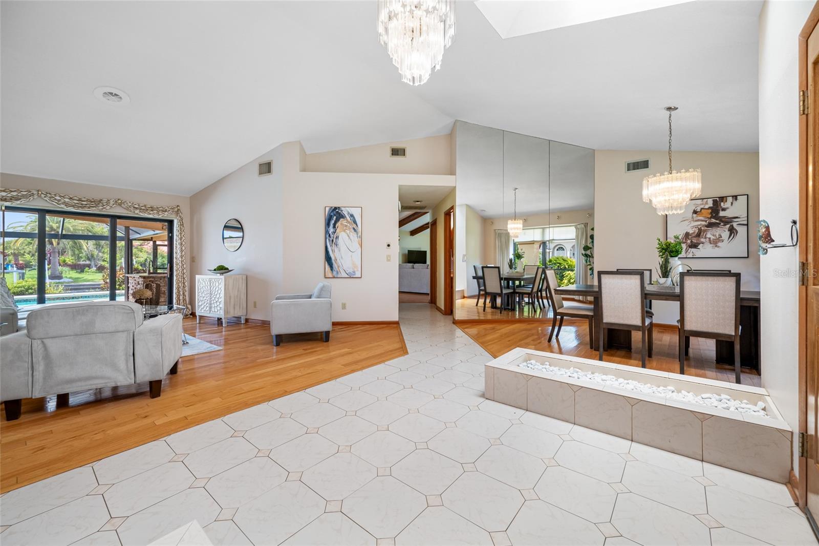 Listing photo id 12 for 5816 Dory Way