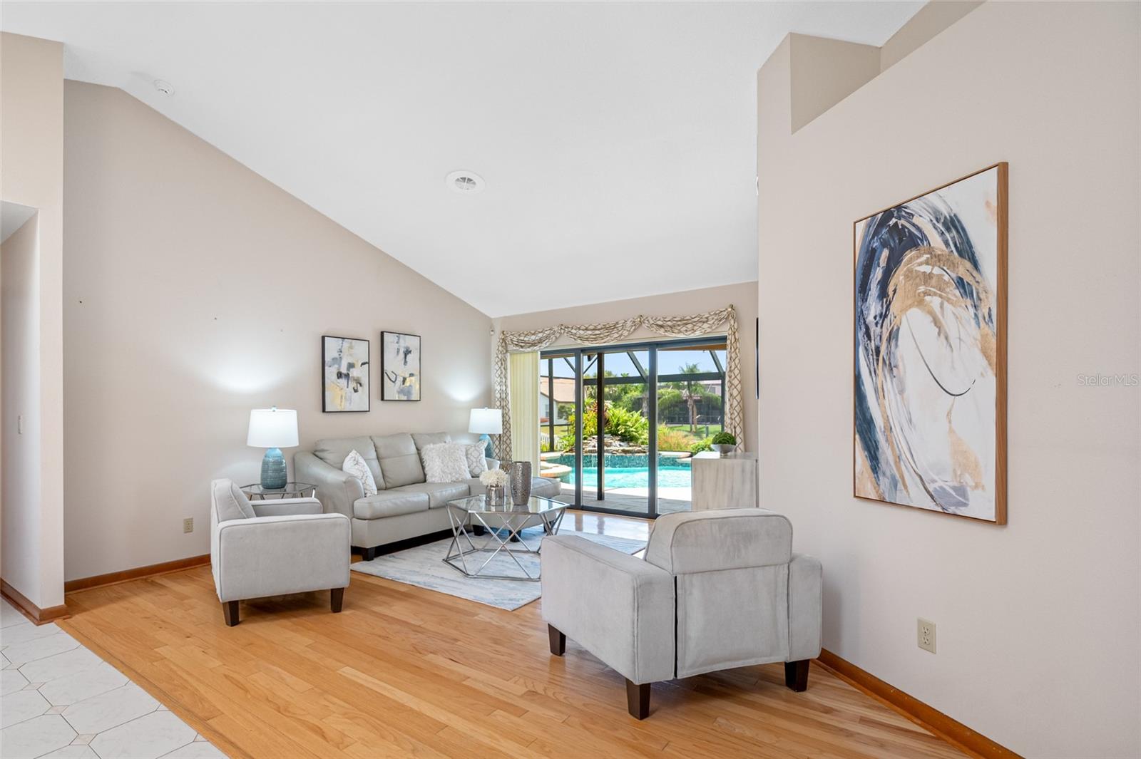 Listing photo id 13 for 5816 Dory Way