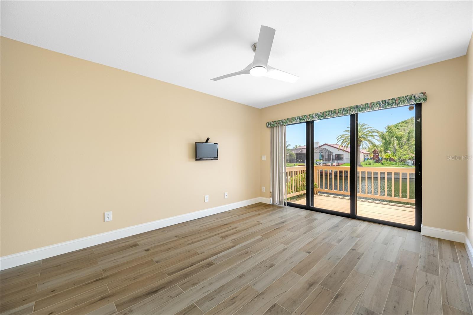 Listing photo id 37 for 5816 Dory Way