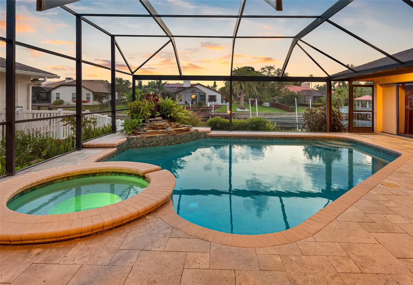 Listing photo id 2 for 5816 Dory Way