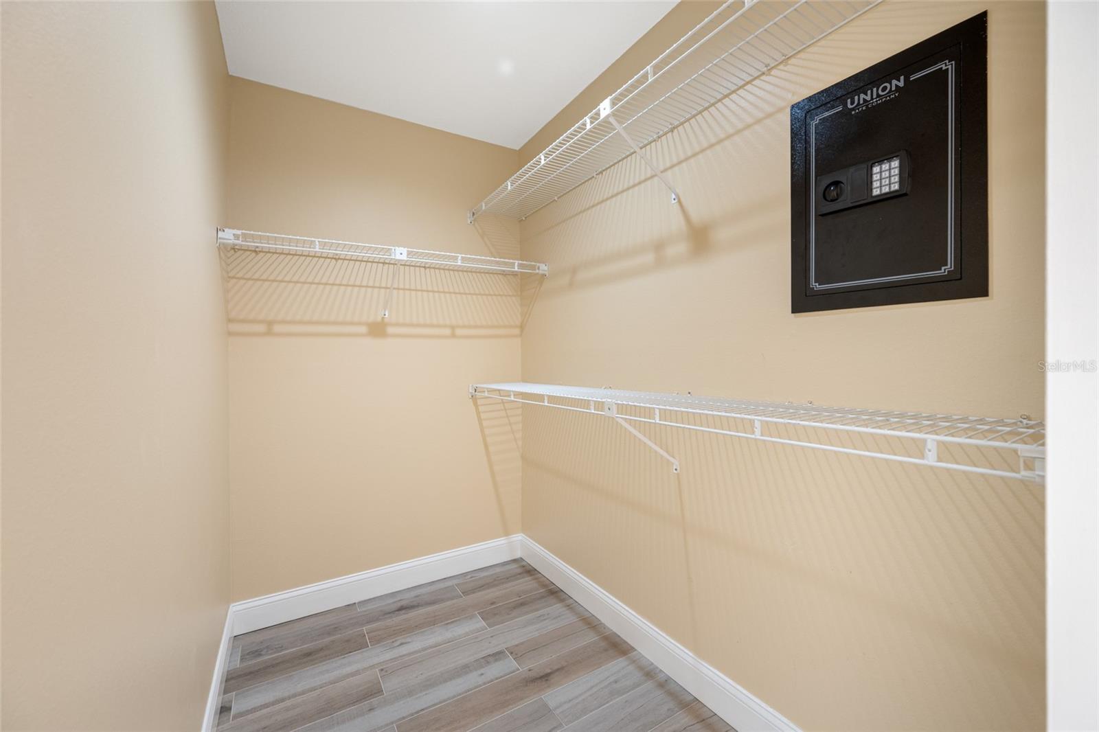 Listing photo id 43 for 5816 Dory Way