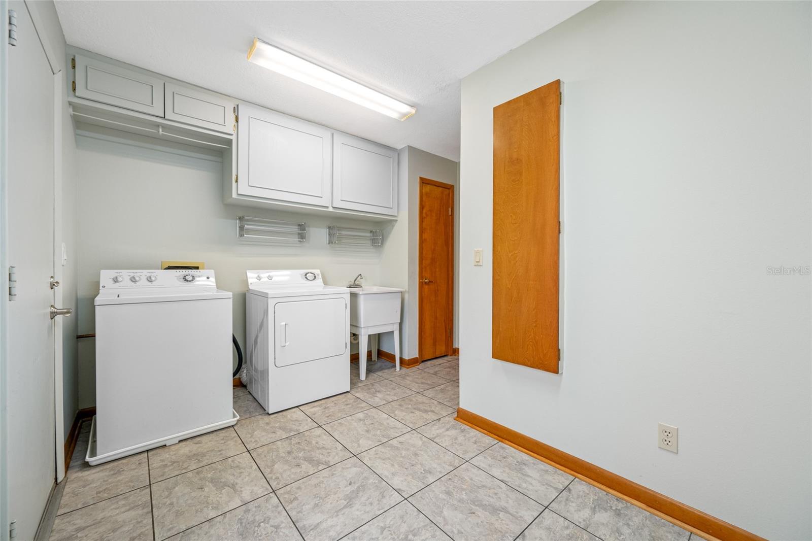 Listing photo id 47 for 5816 Dory Way