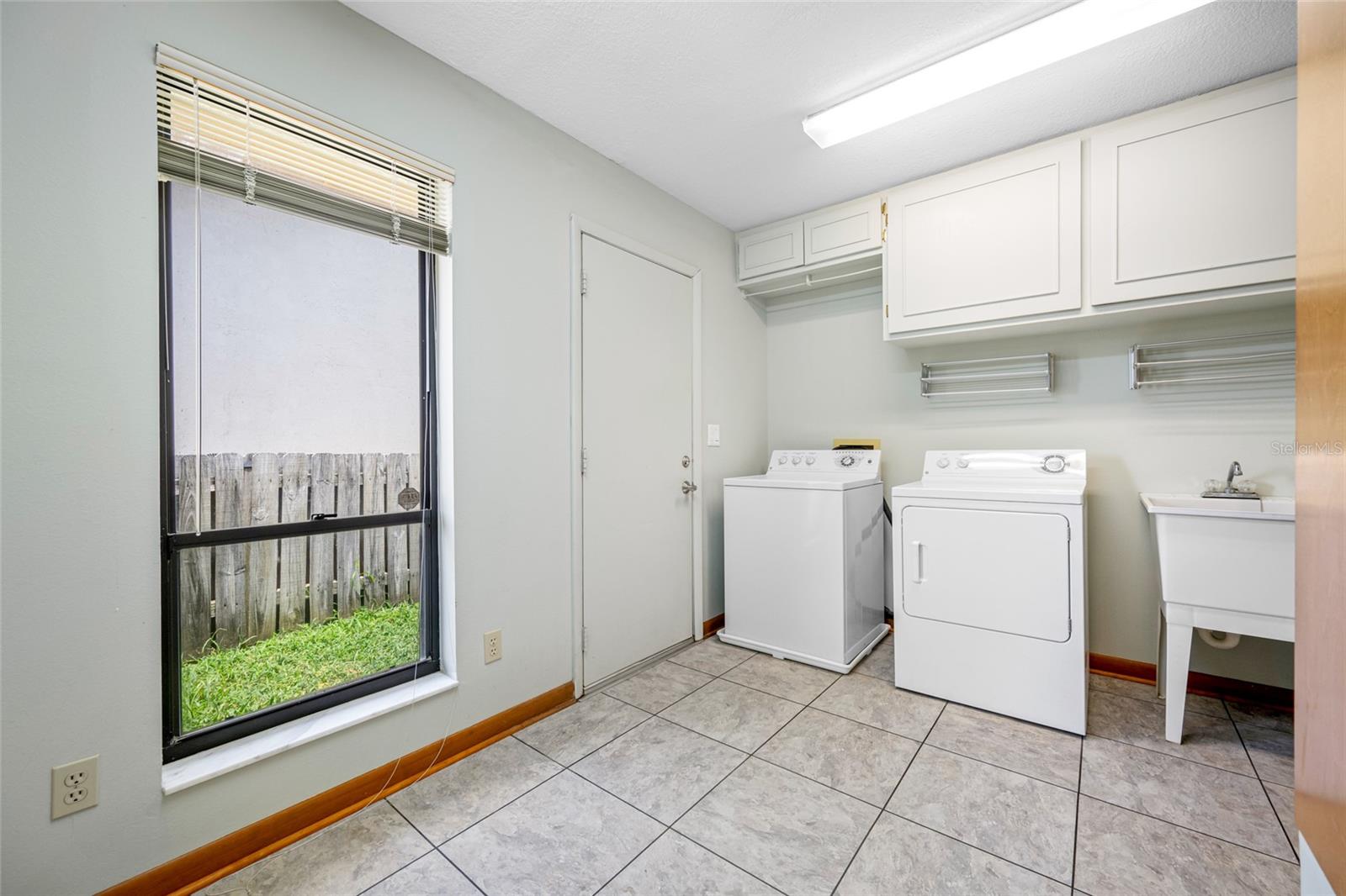 Listing photo id 48 for 5816 Dory Way