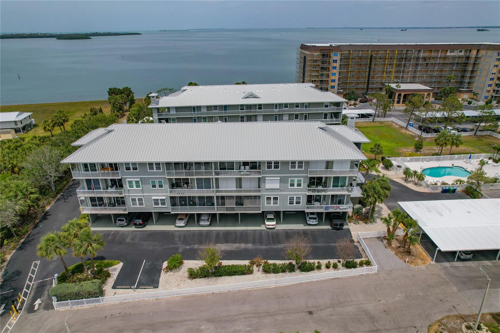 Image 31 of 37 For 7 Island Park Place 204