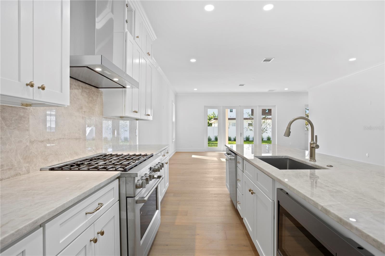 Listing photo id 7 for 4316 Renellie Drive