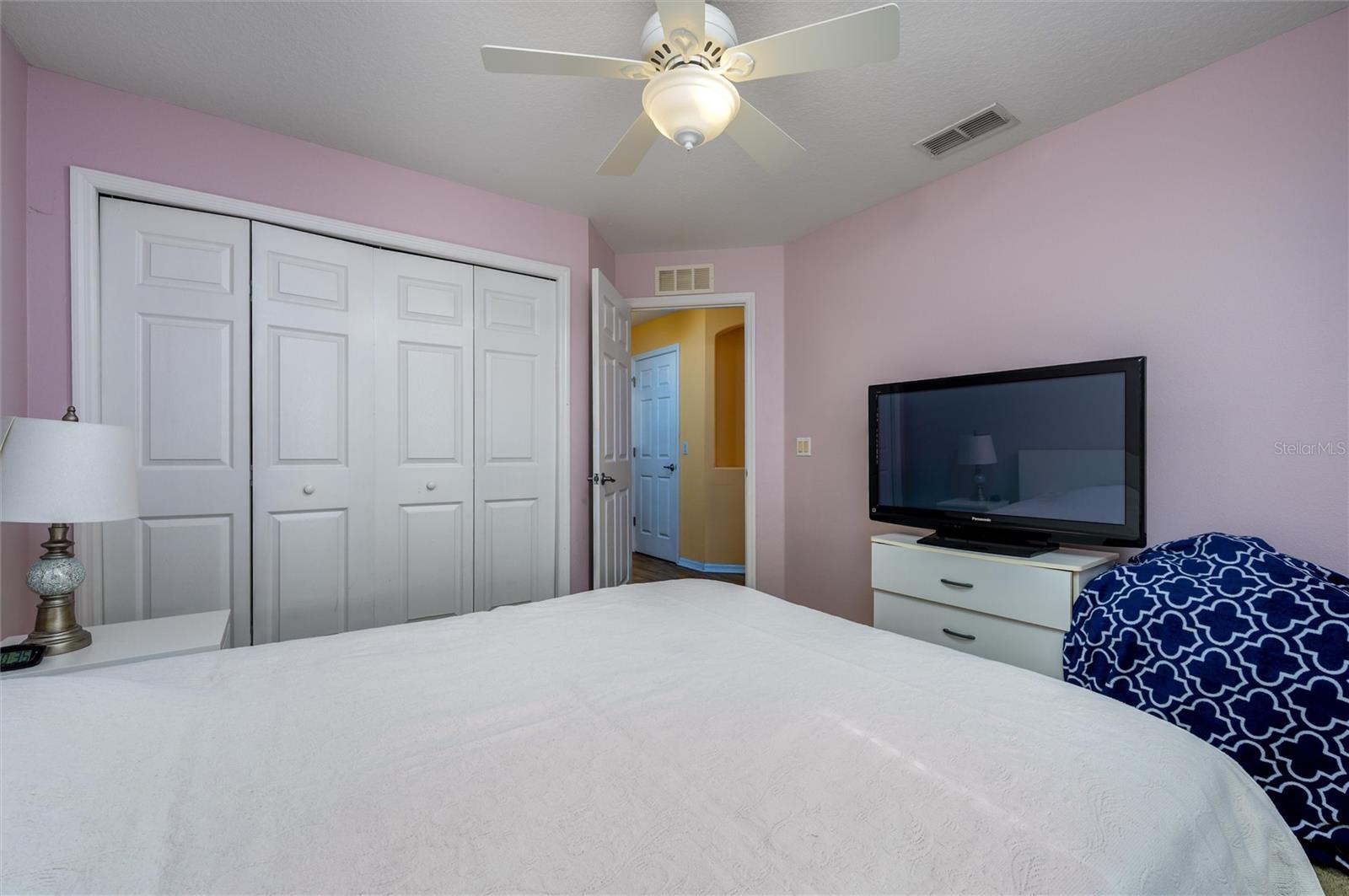 Listing photo id 12 for 6216 Evansbrook Drive