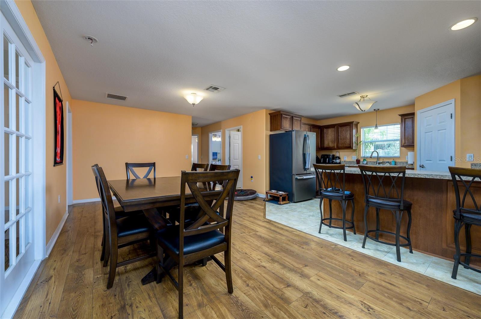 Listing photo id 2 for 6216 Evansbrook Drive