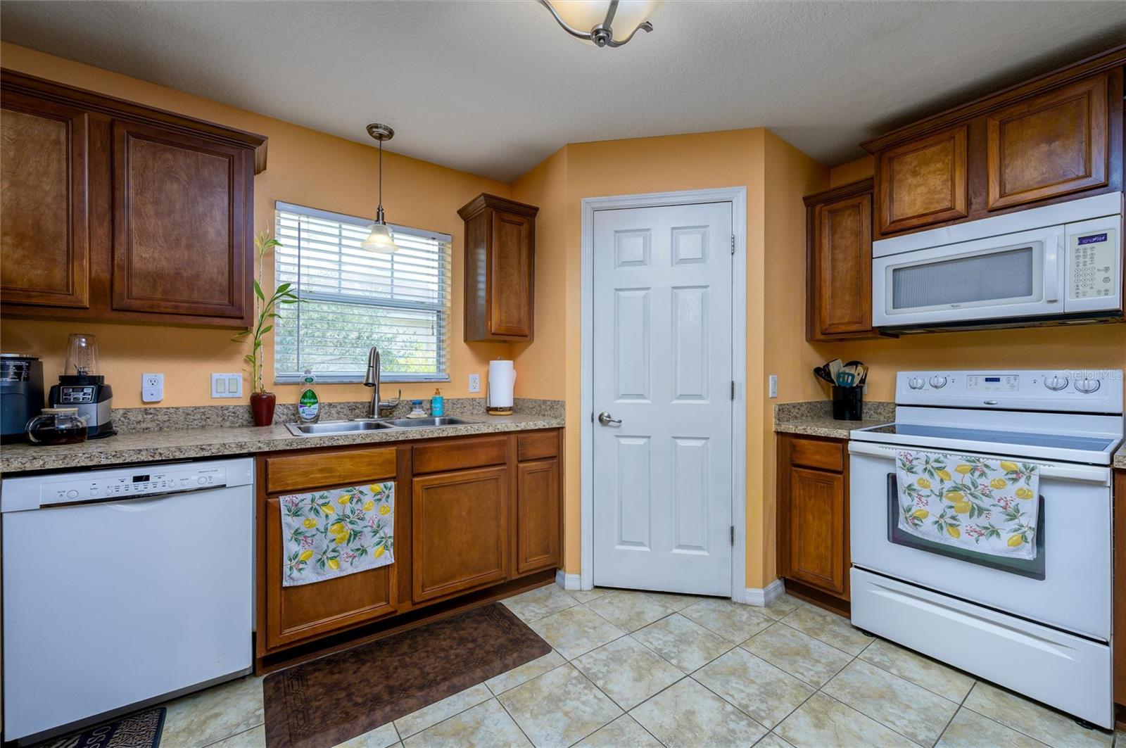 Listing photo id 4 for 6216 Evansbrook Drive