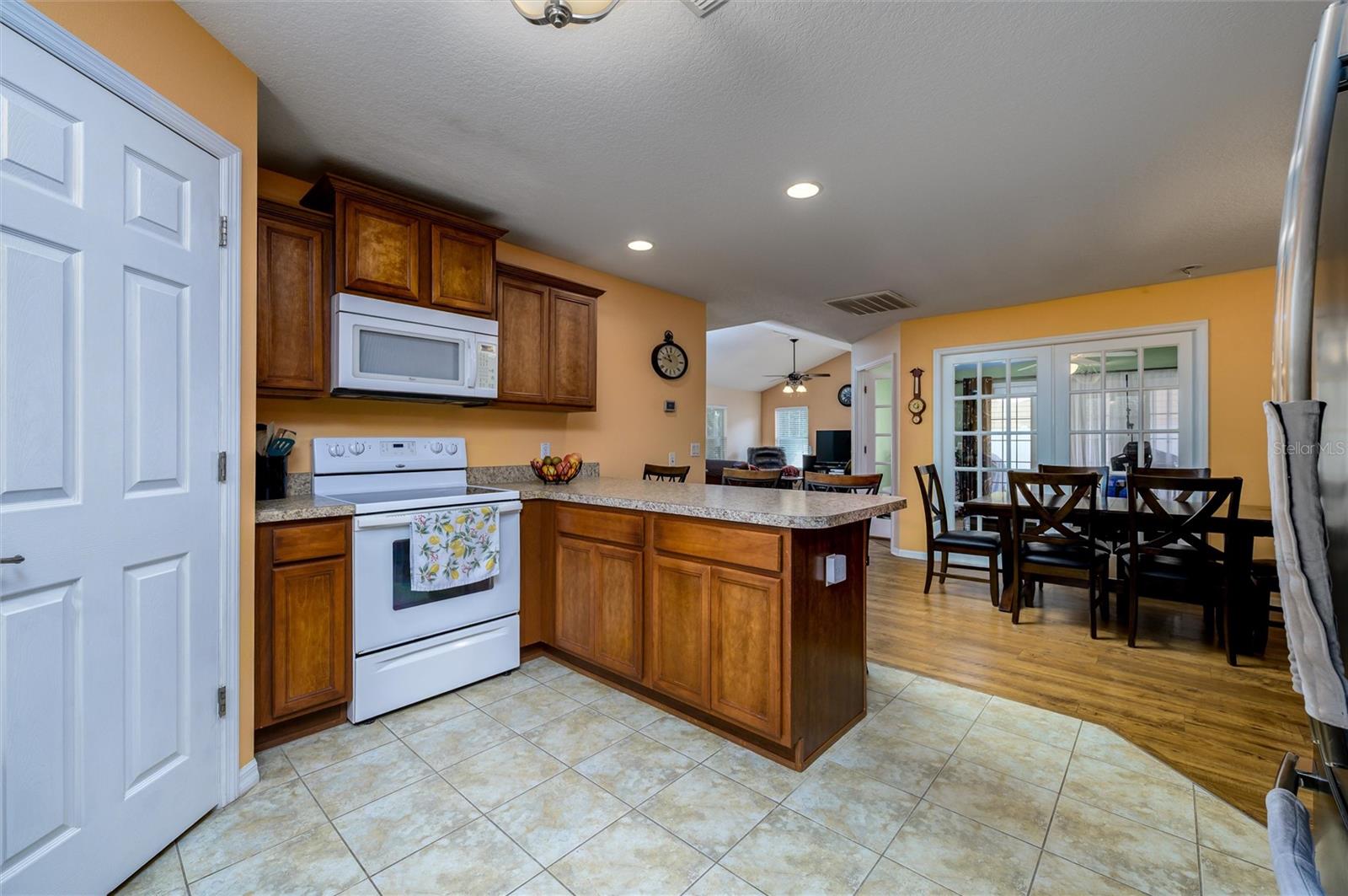 Listing photo id 5 for 6216 Evansbrook Drive