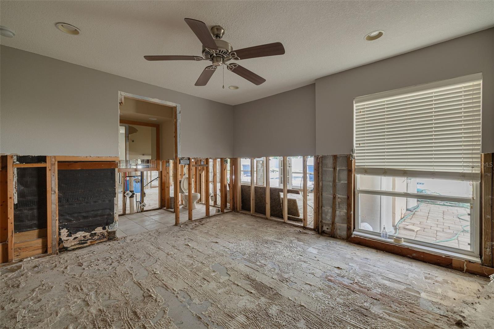 Image 21 of 37 For 219 Miramar Boulevard Ne