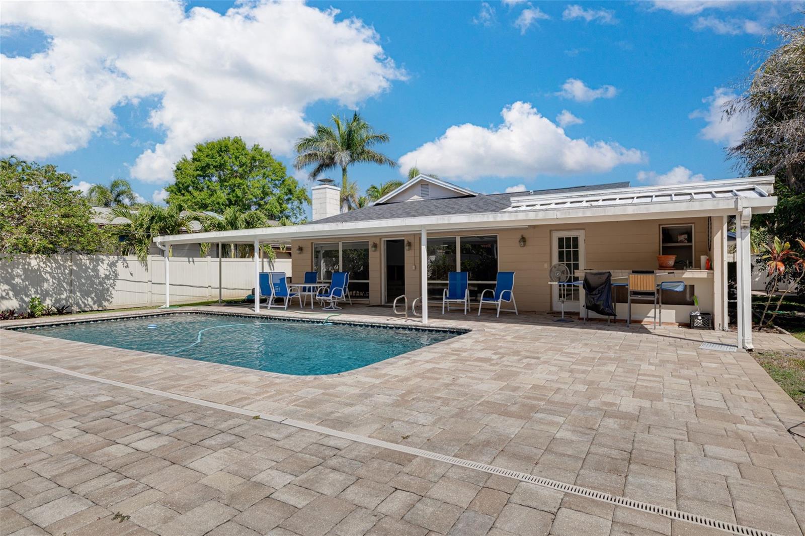 Image 32 of 37 For 219 Miramar Boulevard Ne
