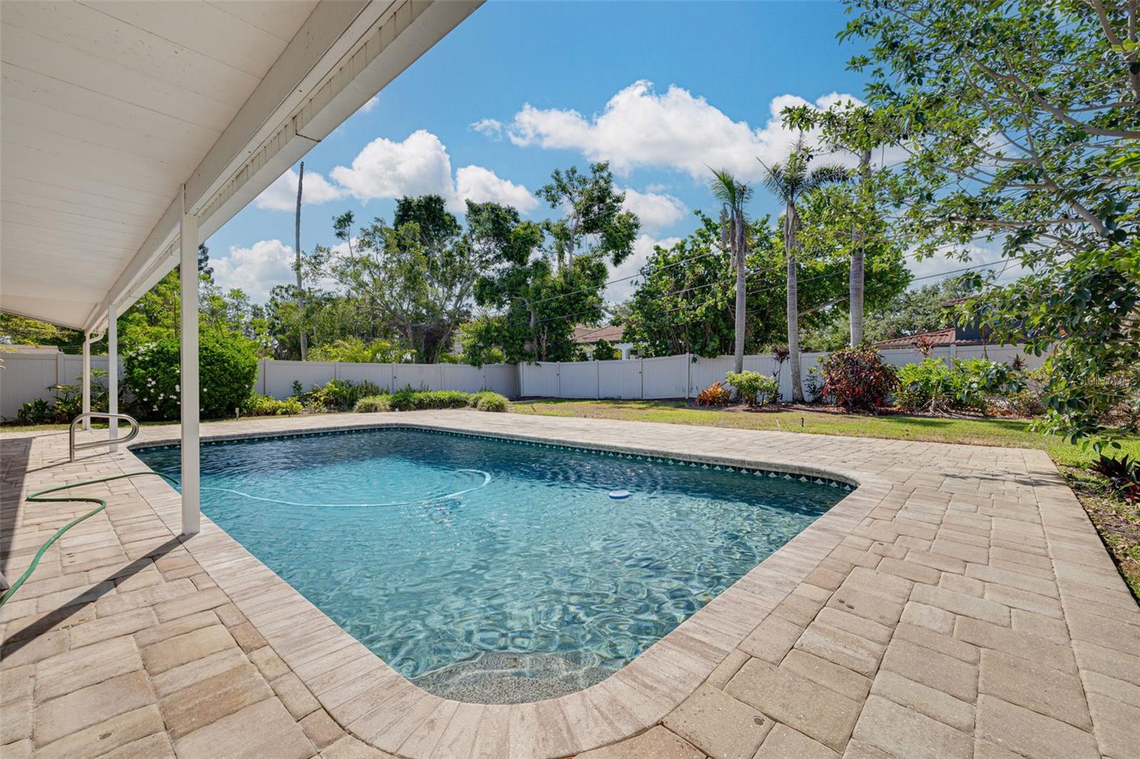 Image 33 of 37 For 219 Miramar Boulevard Ne