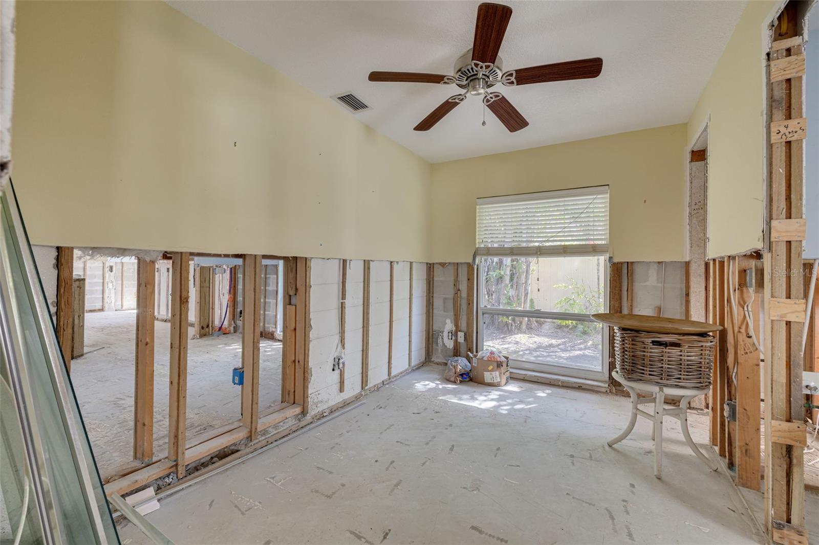 Image 35 of 37 For 219 Miramar Boulevard Ne