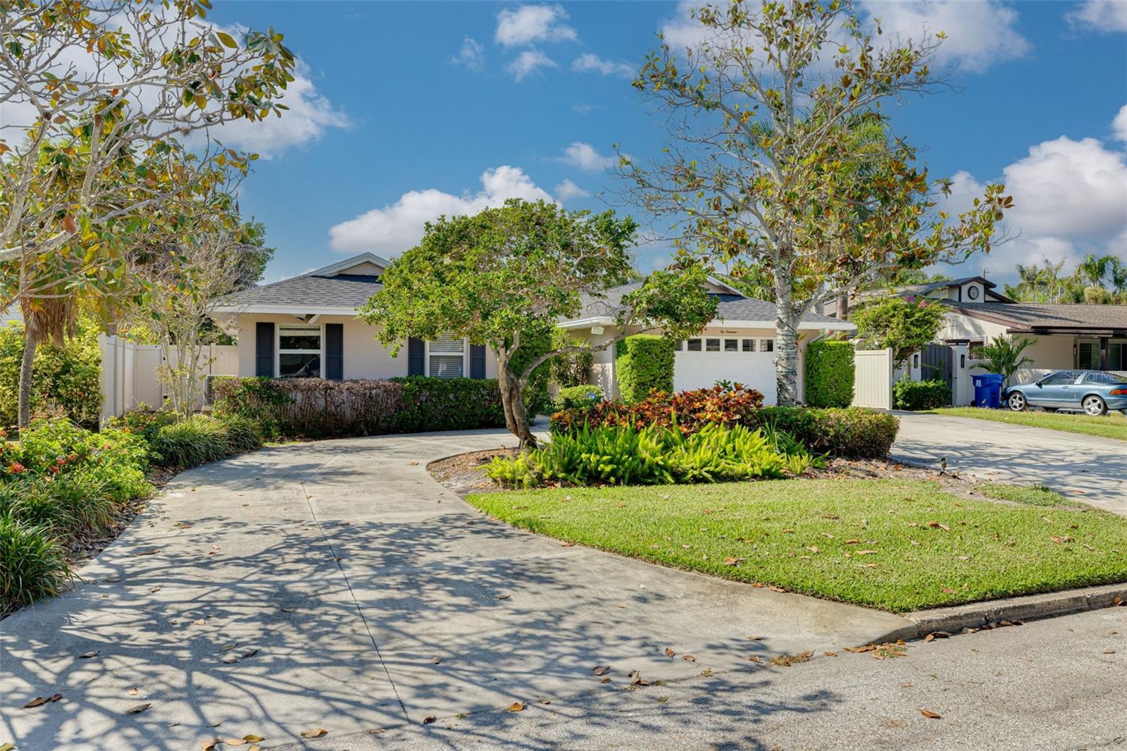 Image 8 of 37 For 219 Miramar Boulevard Ne