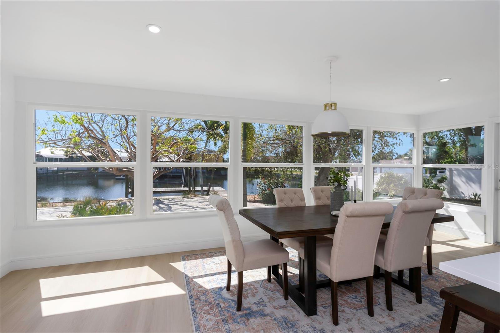 Listing photo id 8 for 6321 Balboa Lane