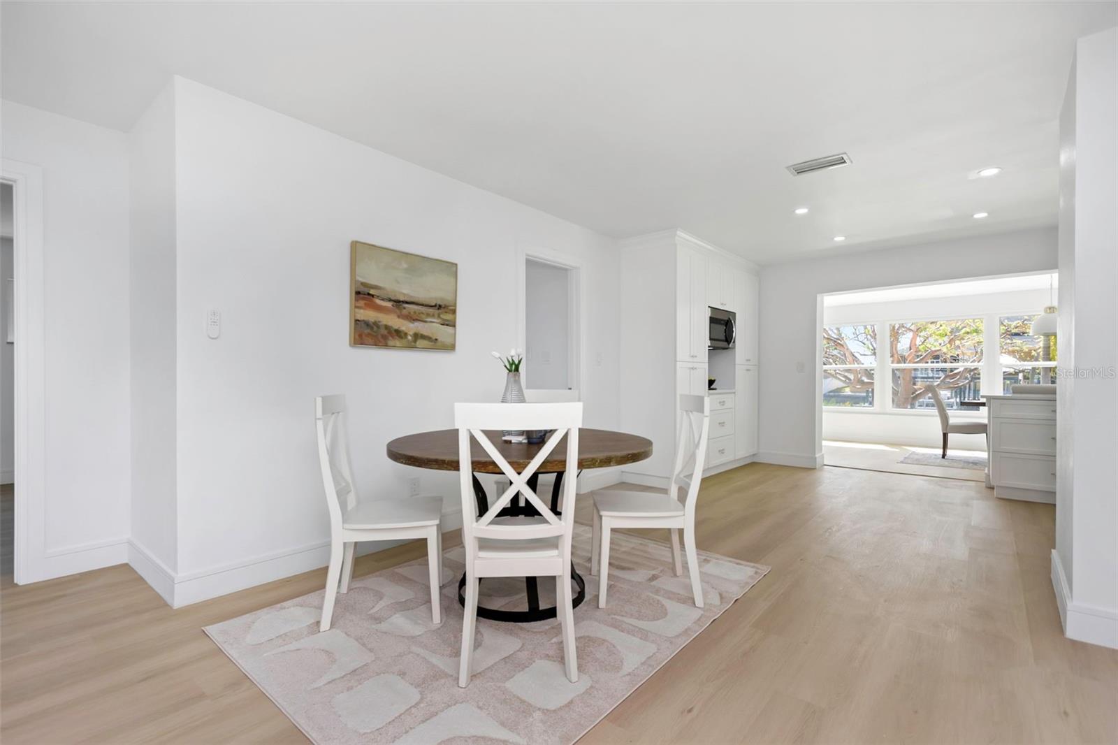 Listing photo id 10 for 6321 Balboa Lane