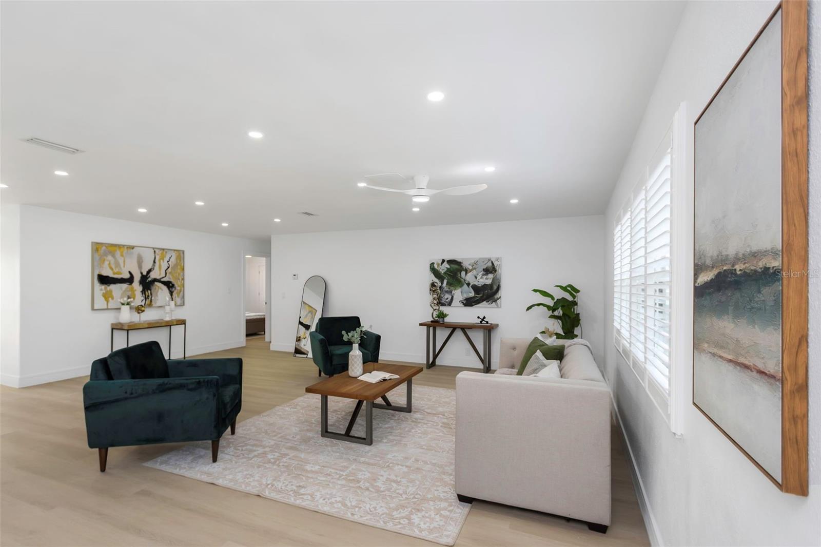 Listing photo id 11 for 6321 Balboa Lane
