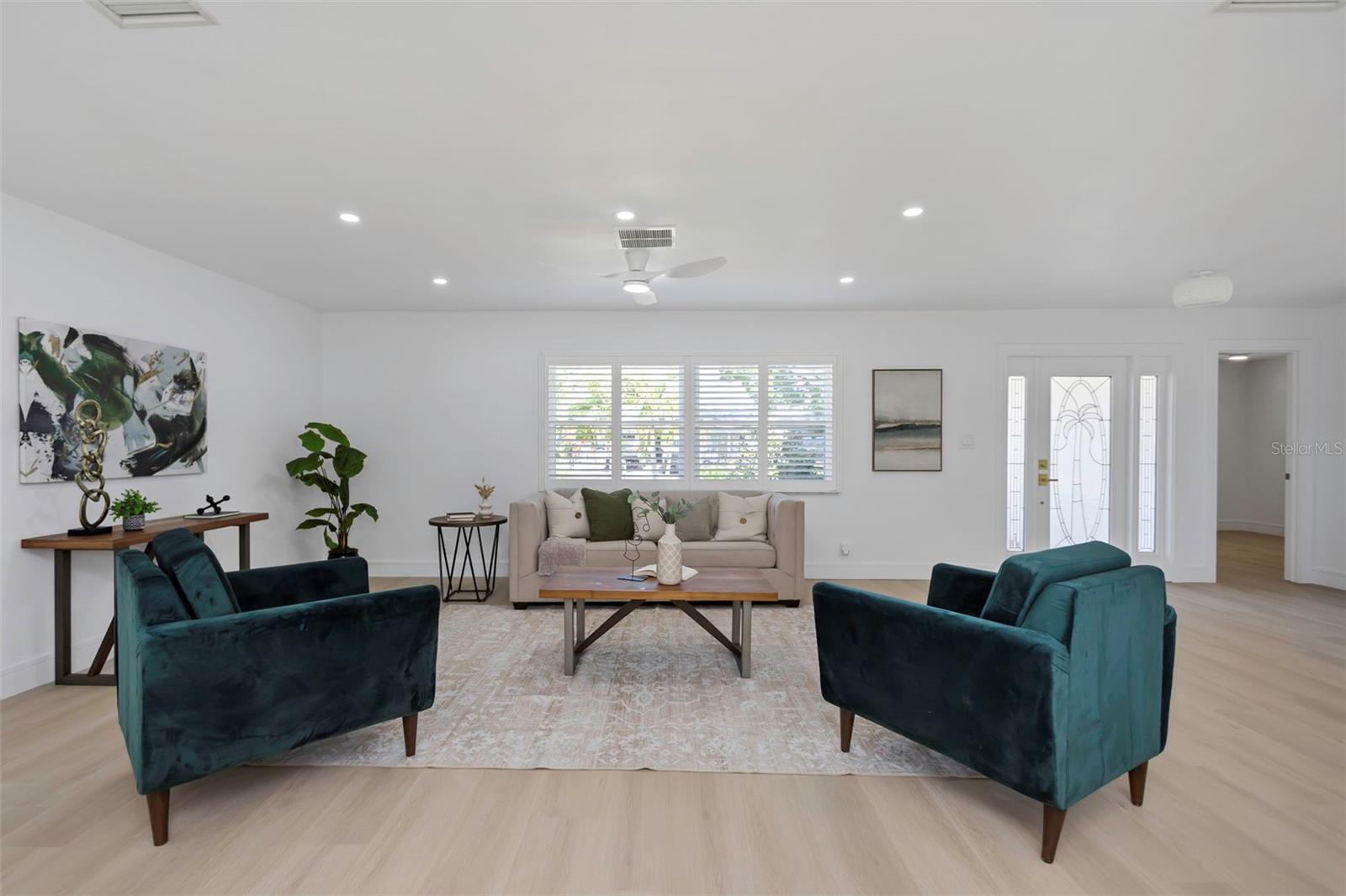 Listing photo id 12 for 6321 Balboa Lane