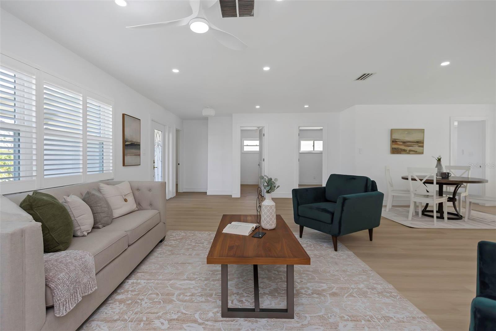 Listing photo id 13 for 6321 Balboa Lane