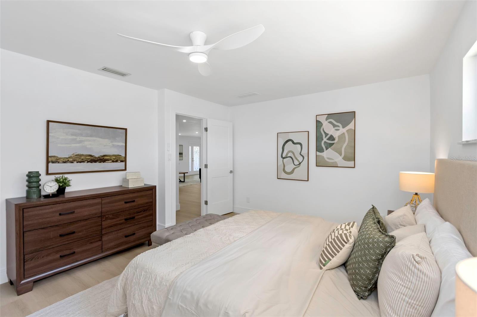 Listing photo id 15 for 6321 Balboa Lane