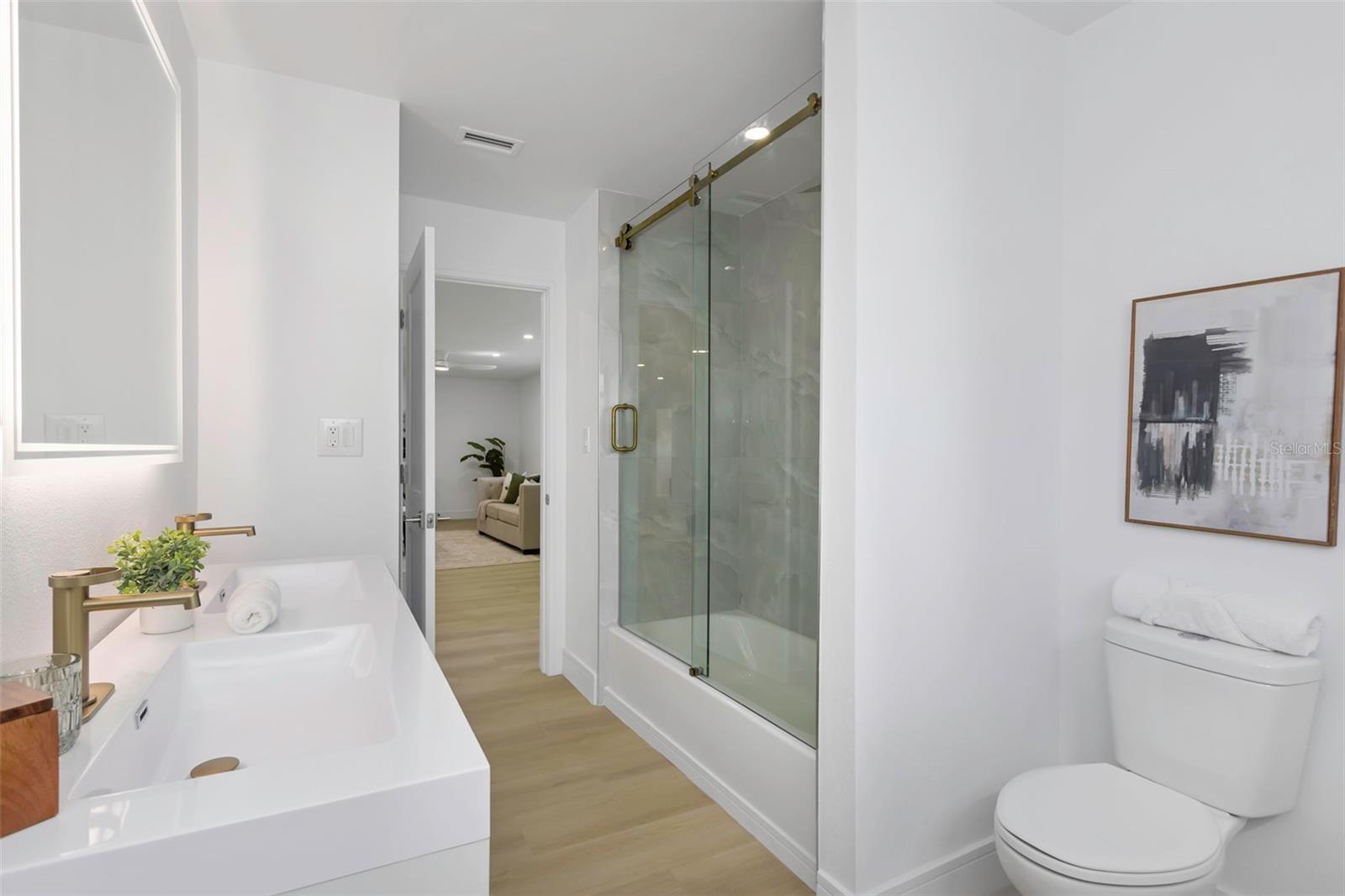 Listing photo id 16 for 6321 Balboa Lane