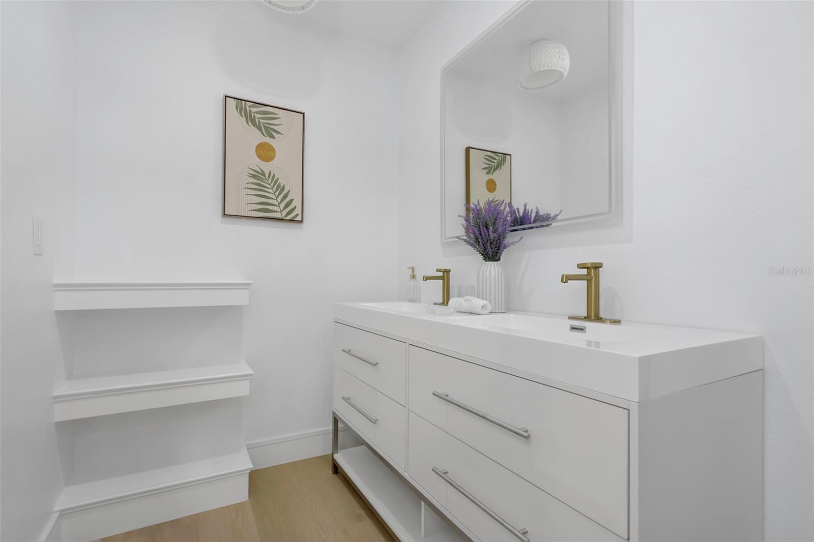 Listing photo id 17 for 6321 Balboa Lane