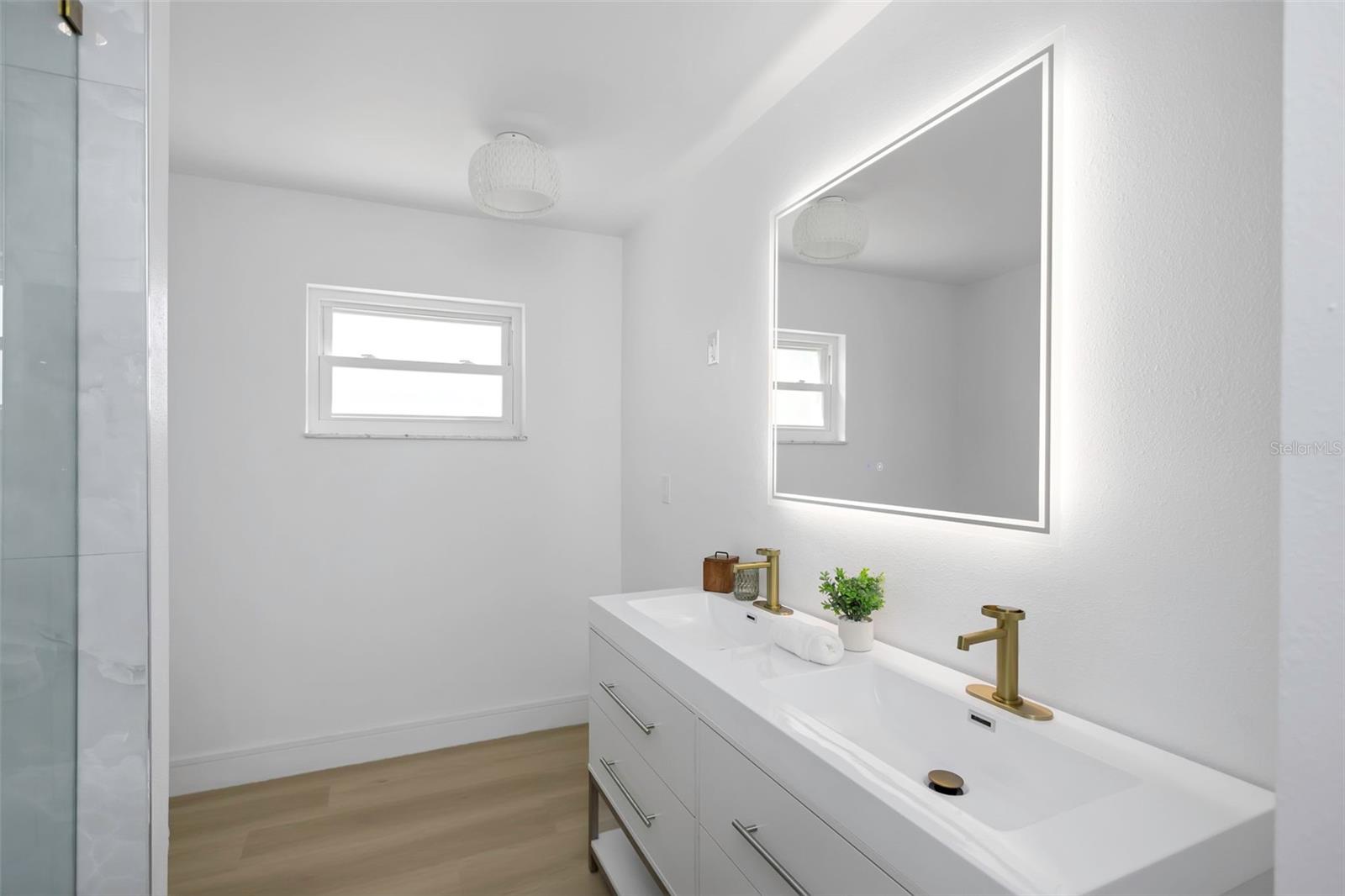 Listing photo id 18 for 6321 Balboa Lane