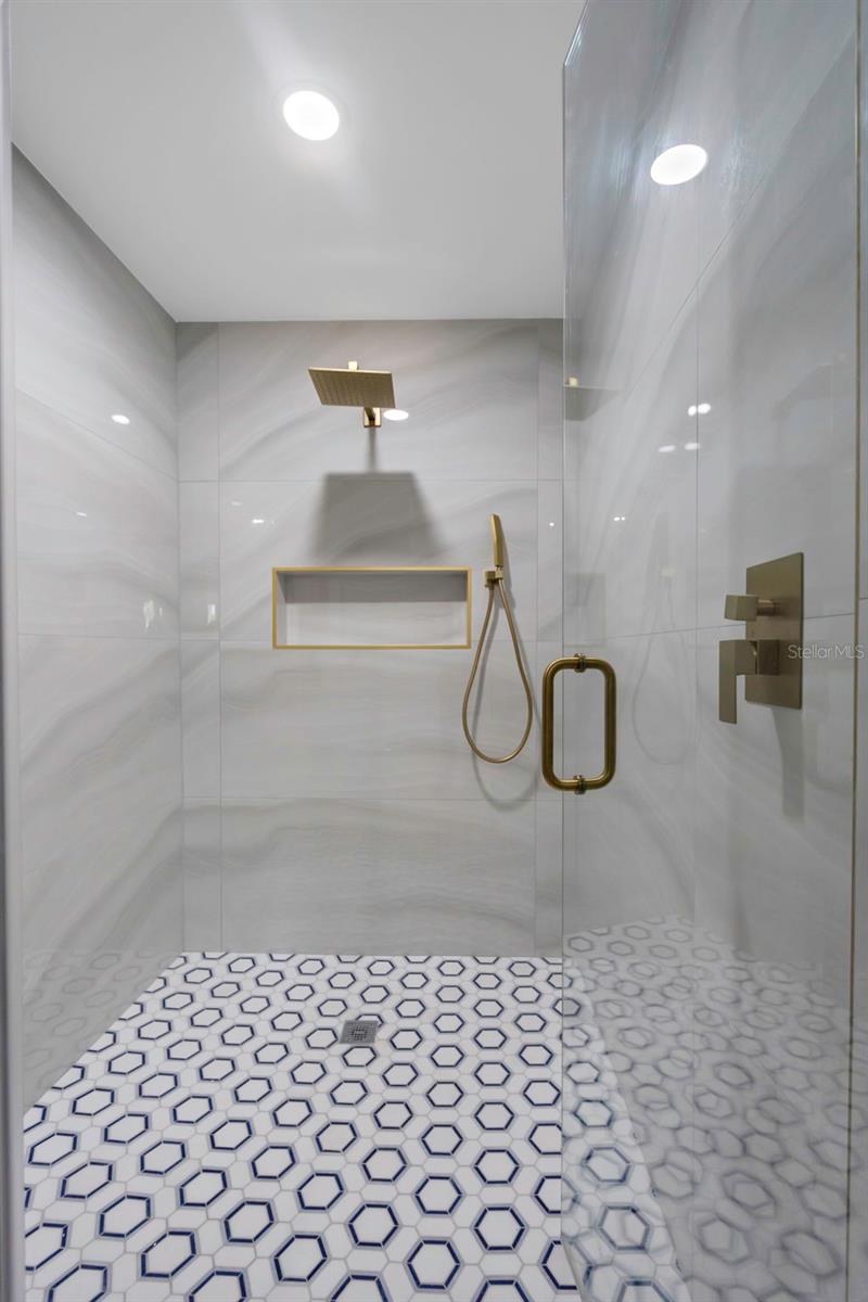 Listing photo id 19 for 6321 Balboa Lane