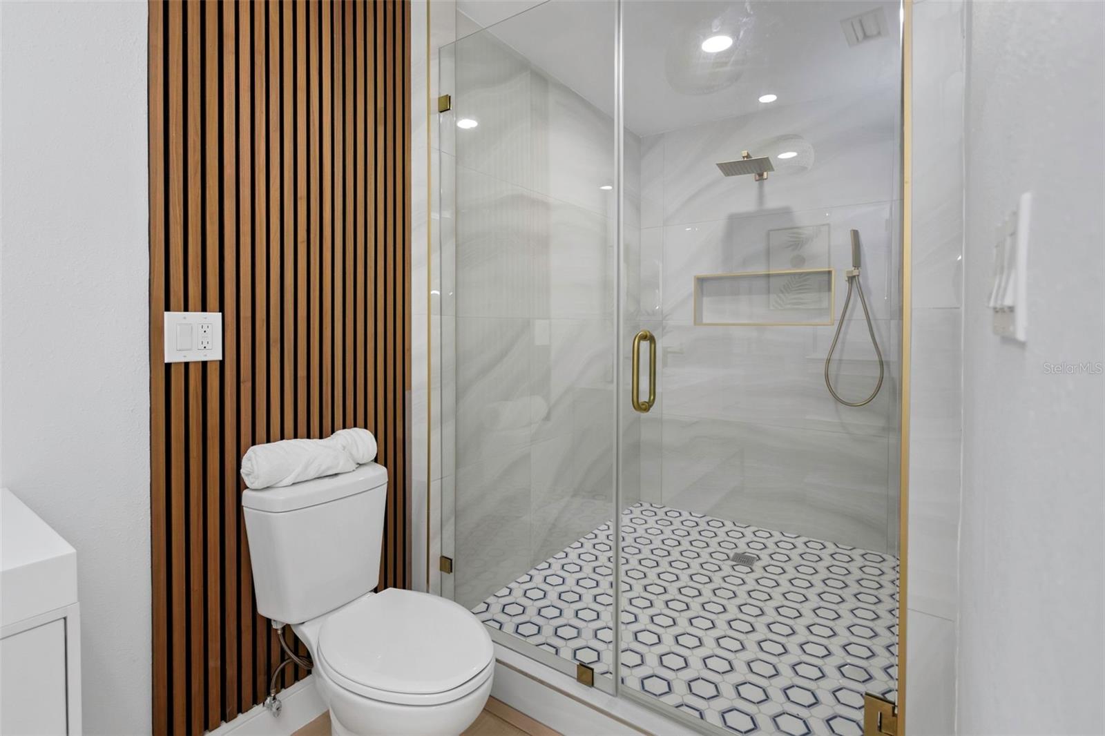 Listing photo id 20 for 6321 Balboa Lane