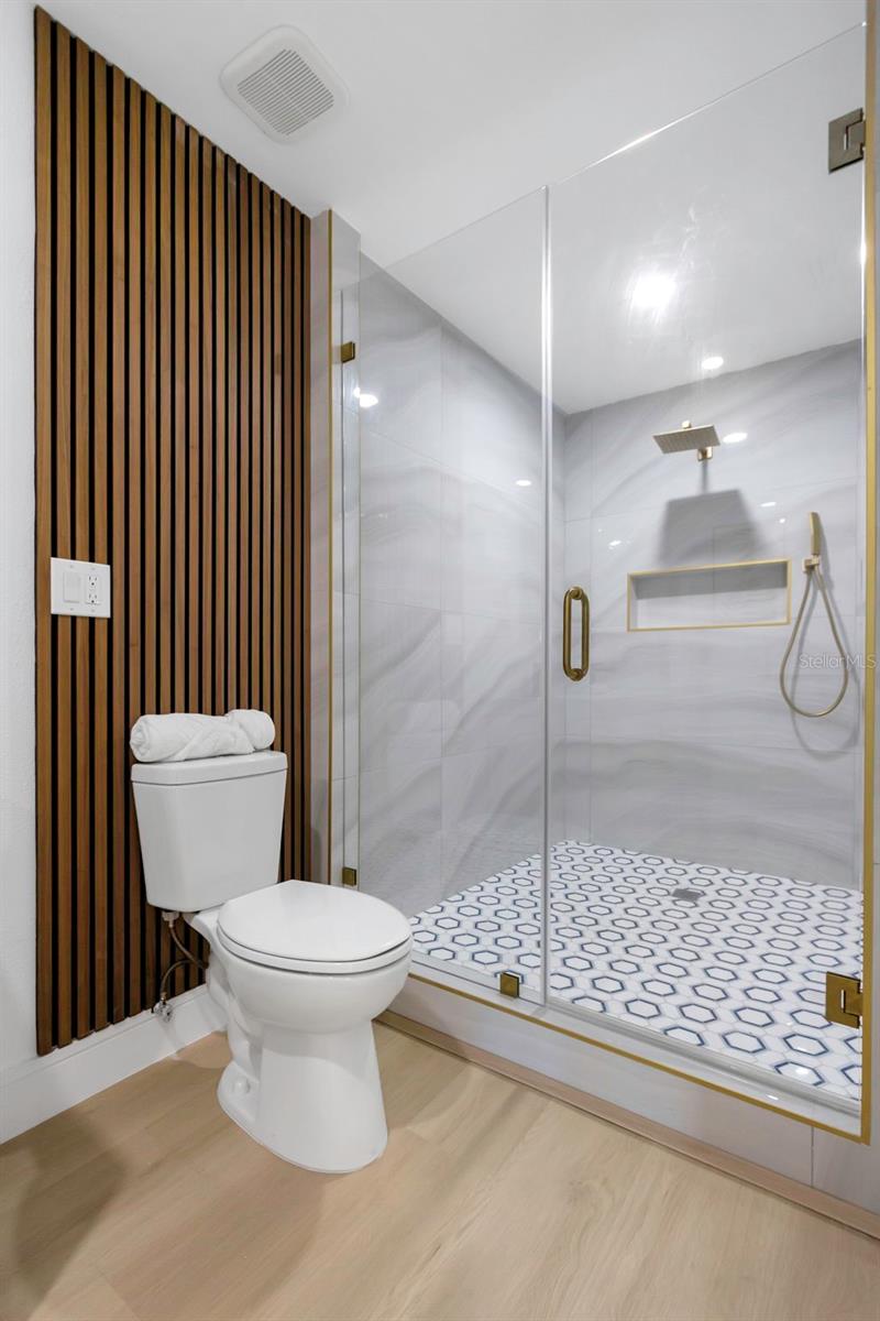 Listing photo id 21 for 6321 Balboa Lane