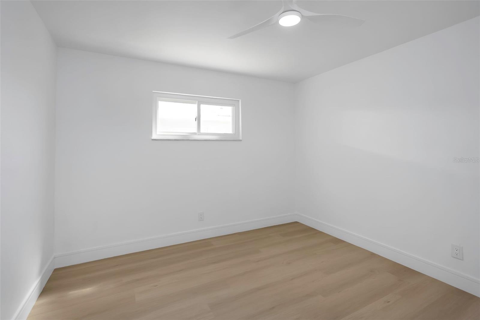 Listing photo id 23 for 6321 Balboa Lane