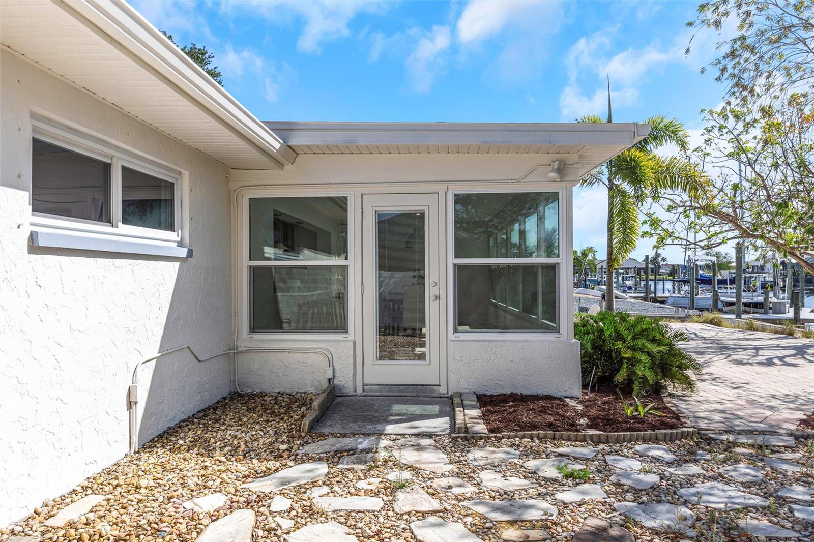 Listing photo id 24 for 6321 Balboa Lane