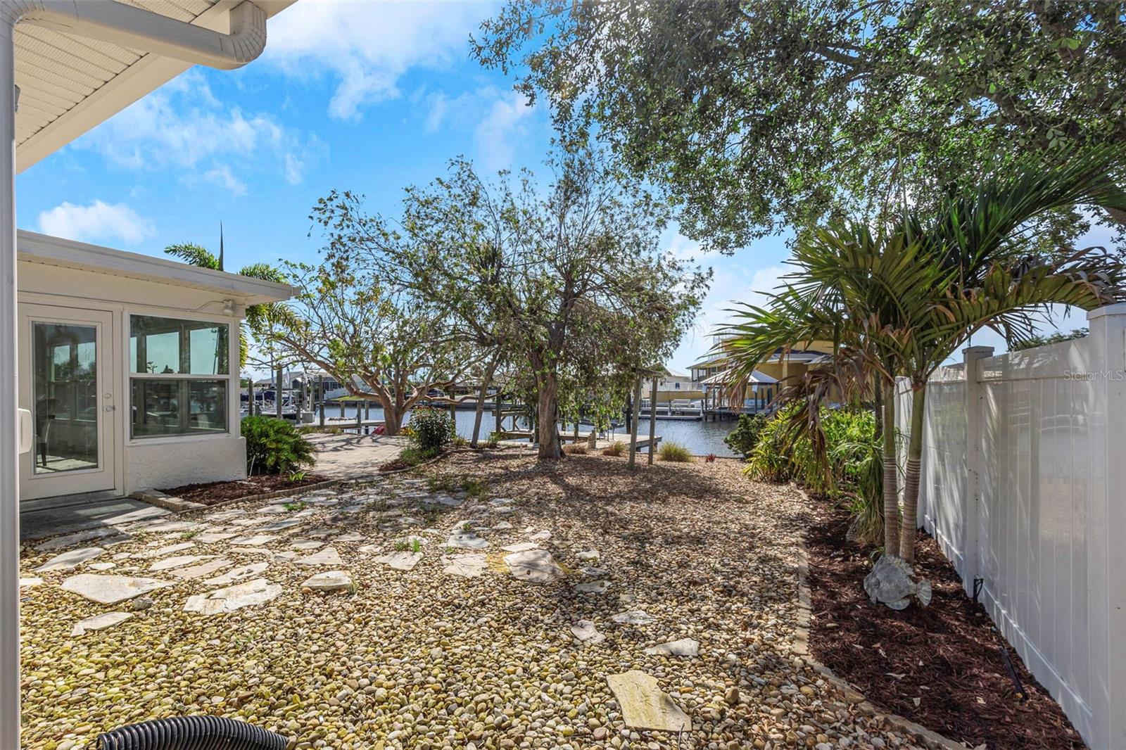 Listing photo id 26 for 6321 Balboa Lane