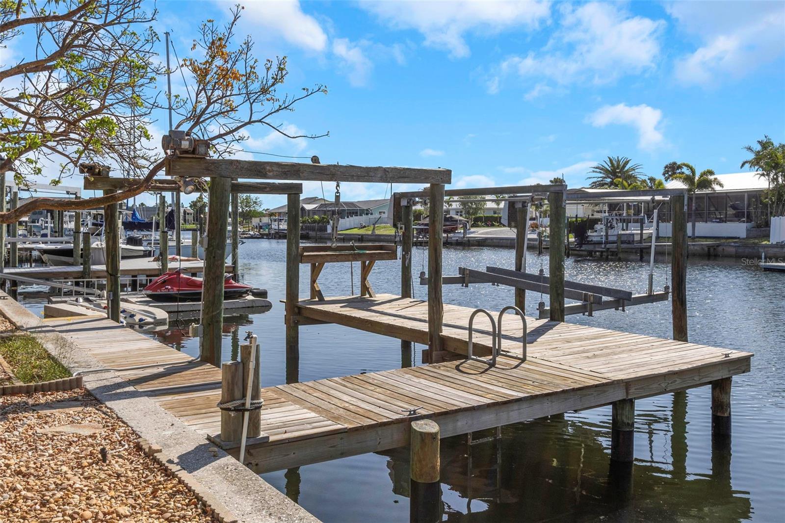 Listing photo id 27 for 6321 Balboa Lane