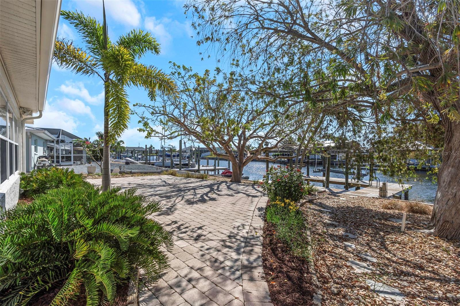 Listing photo id 28 for 6321 Balboa Lane