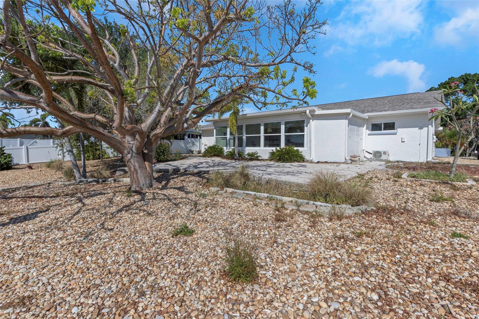 Listing photo id 29 for 6321 Balboa Lane