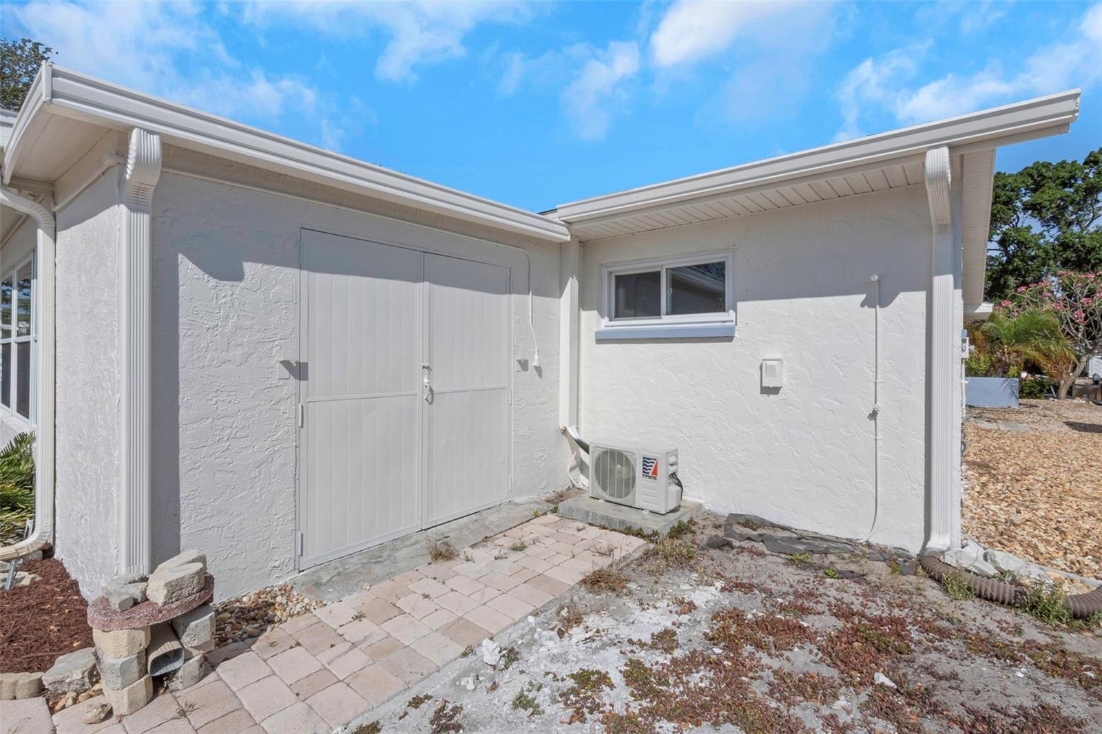 Listing photo id 30 for 6321 Balboa Lane