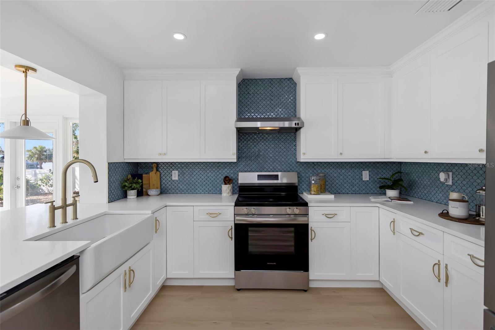 Listing photo id 2 for 6321 Balboa Lane