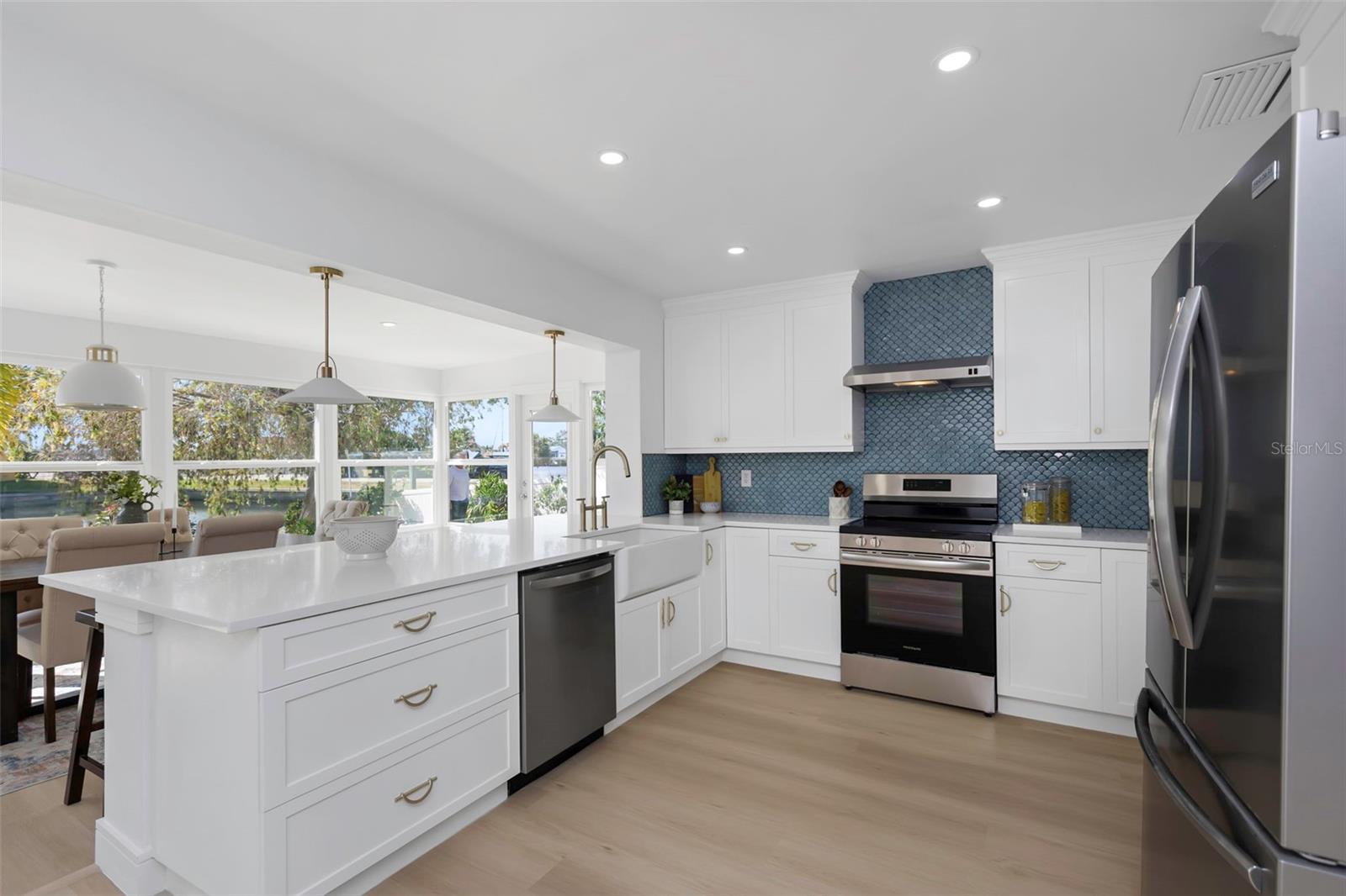 Listing photo id 3 for 6321 Balboa Lane