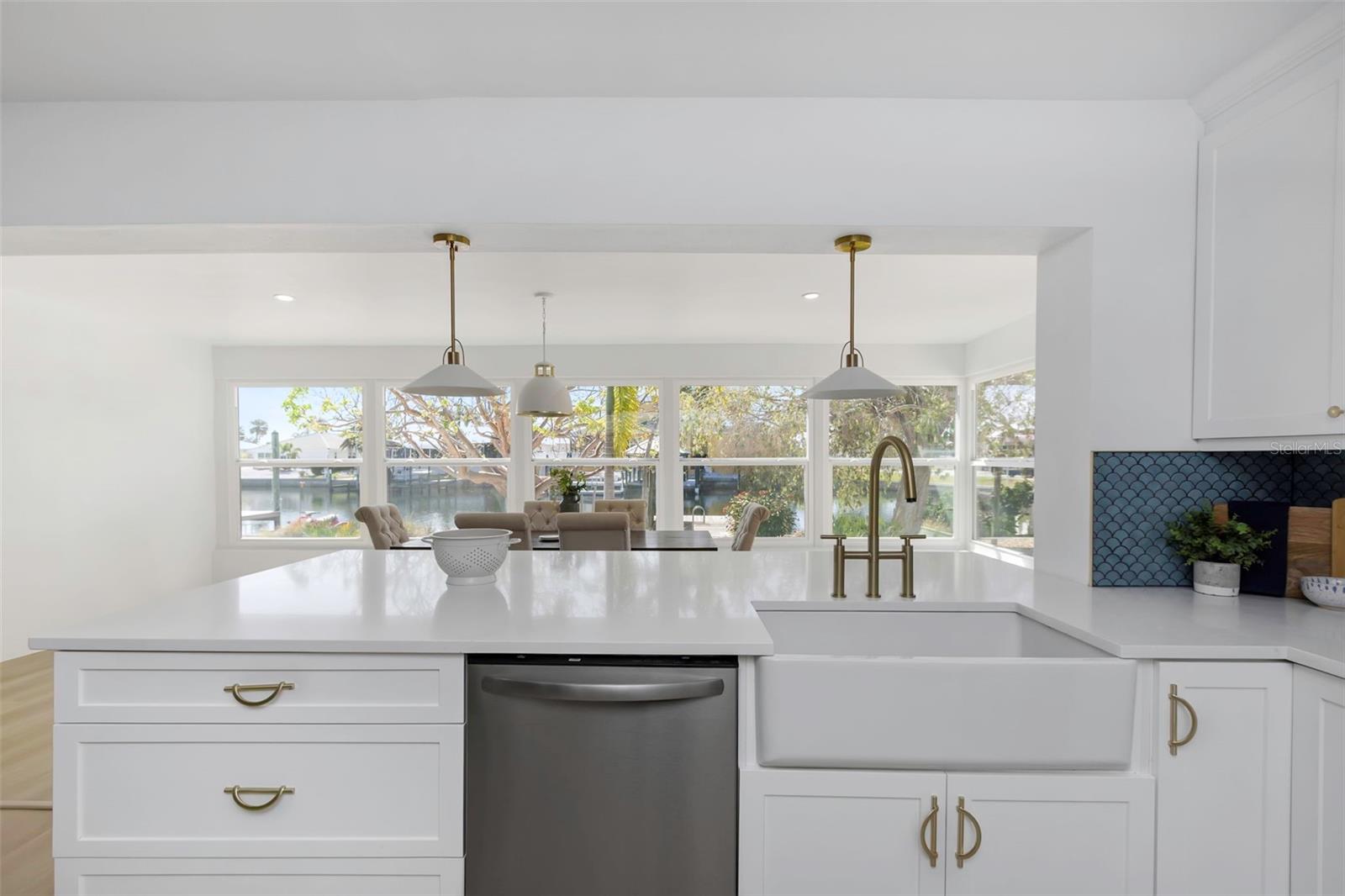 Listing photo id 4 for 6321 Balboa Lane