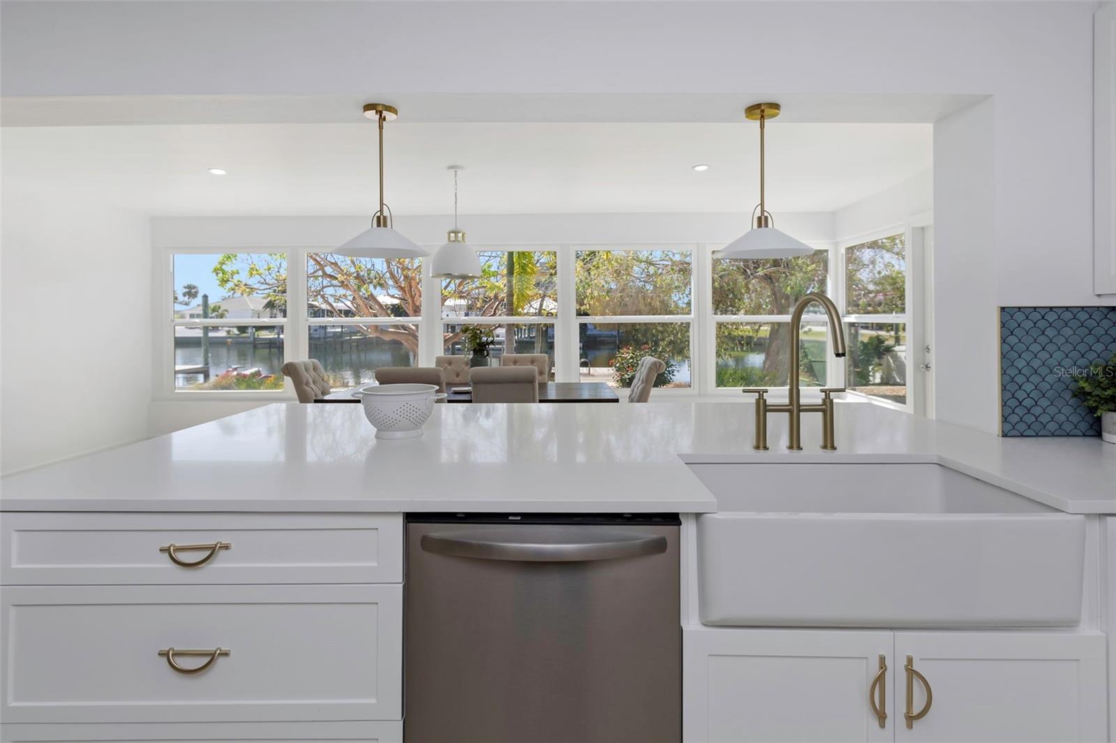 Listing photo id 6 for 6321 Balboa Lane