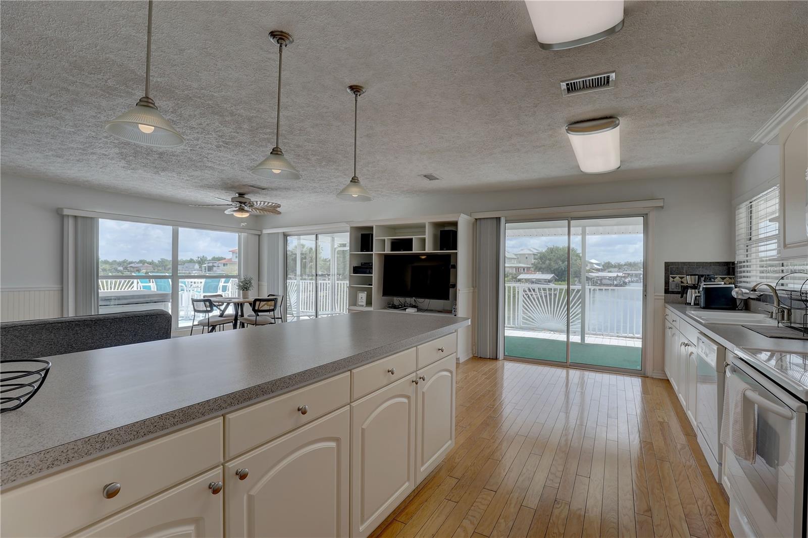 Image 16 of 67 For 9914 Alavista Drive