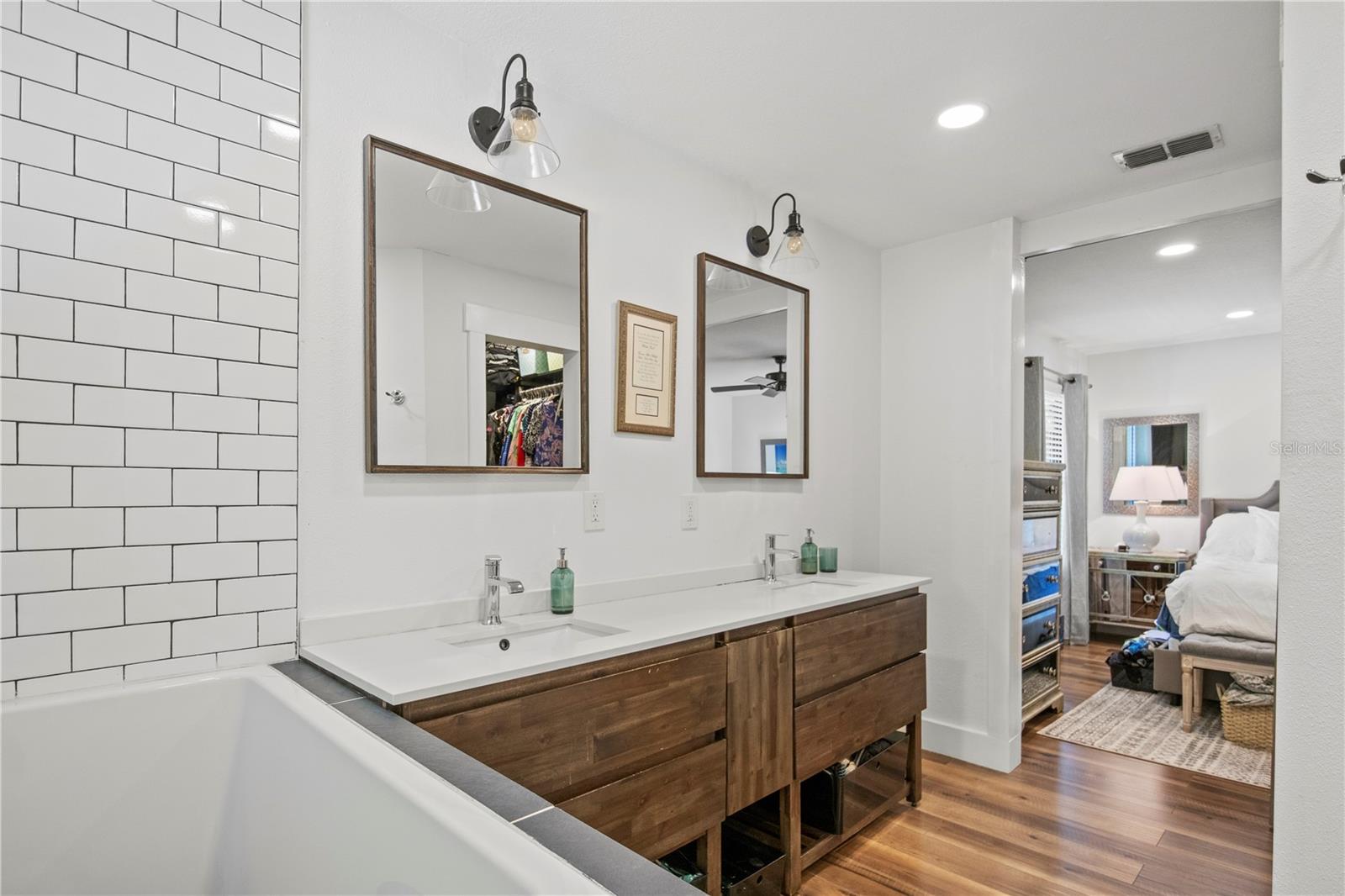 Image 16 of 24 For 3221 Oakellar Avenue