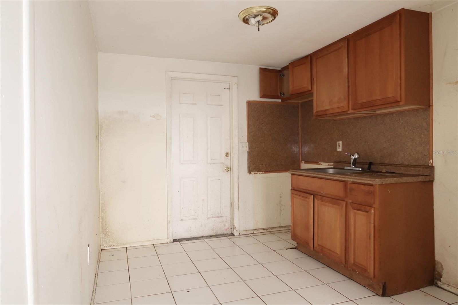 Listing photo id 9 for 4628 58th Avenue N